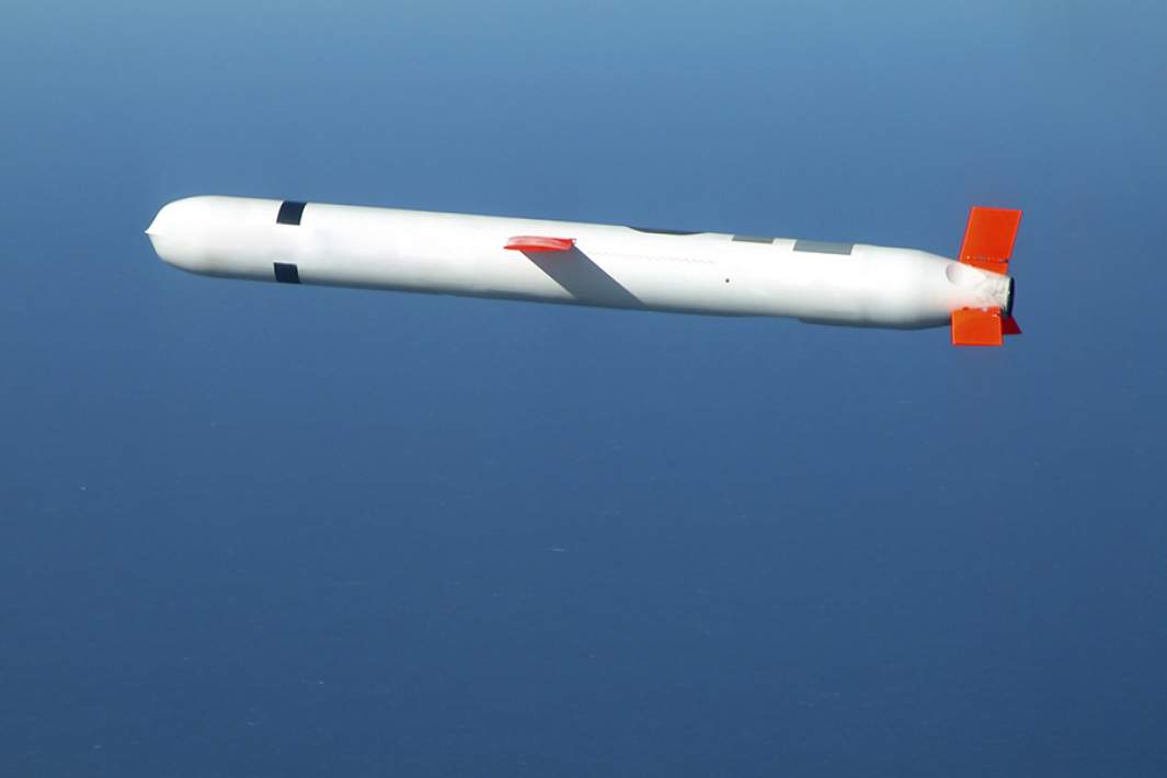 Un missile de croisière américain Tomahawk en vol.
