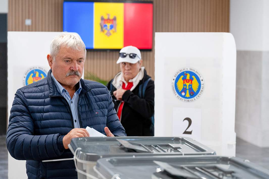 Люди во время голосования на парламентских выборах