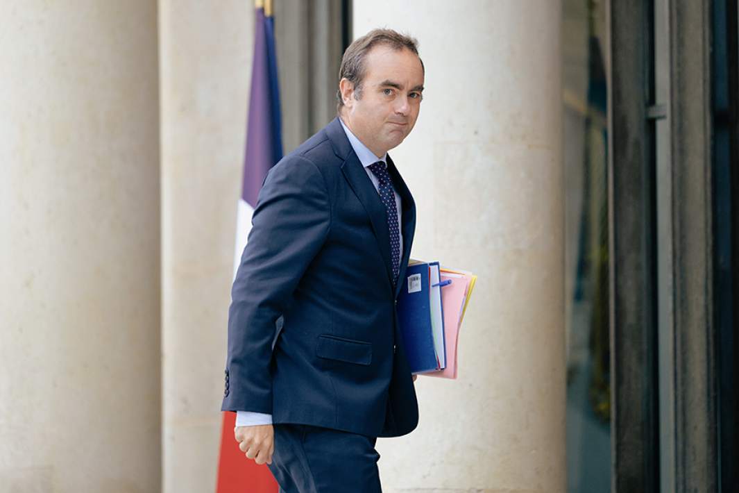 Премьер-министр Франции Себастьен Лекорню после заявления о своей отставке в отеле Matignon в Париже