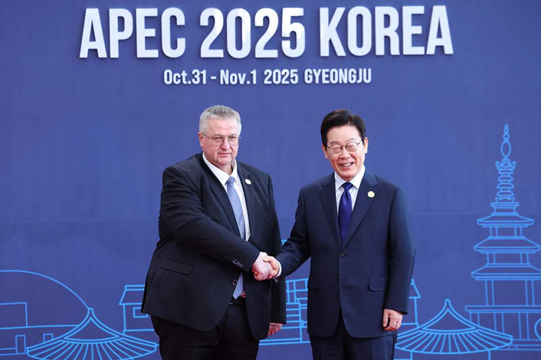 Вице-премьер РФ Алексей Оверчук и президент Кореи Ли Чжэ Мён