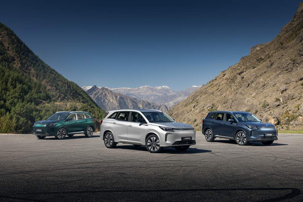 Для i-Space предлагают пять цветов кузова, за кадром остались черный и белый