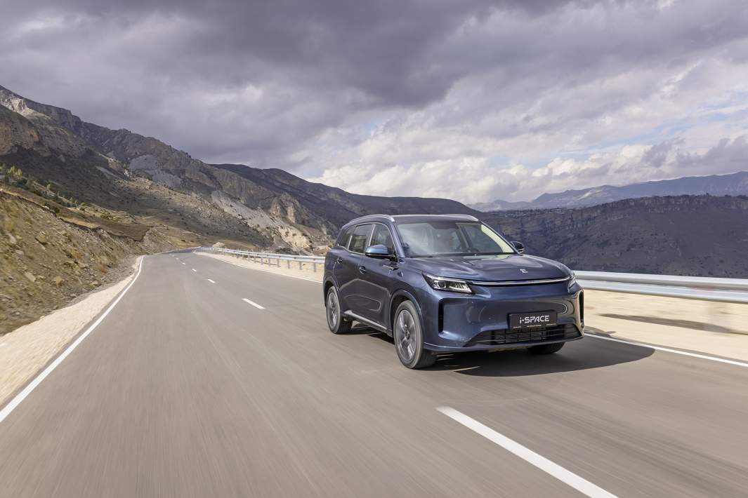 азгон с места до 100 км/ч занимает 7,8 с, максимальная скорость — 180 км/ч