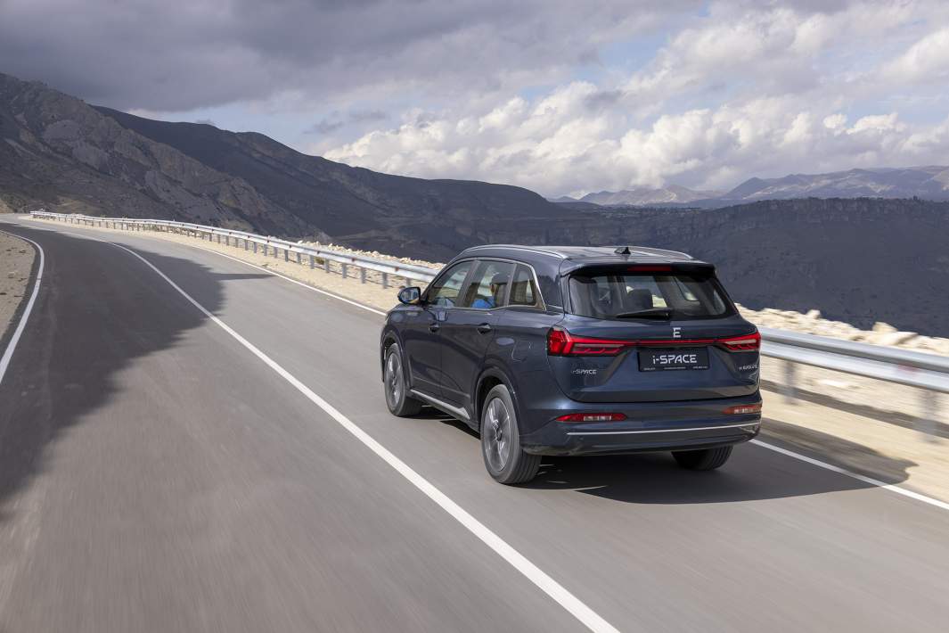 Заявленный средний расход — 5,6 л на 1000 км. Запас хода на электротяге 165 км, суммарный — 1250 км по циклу WLTP