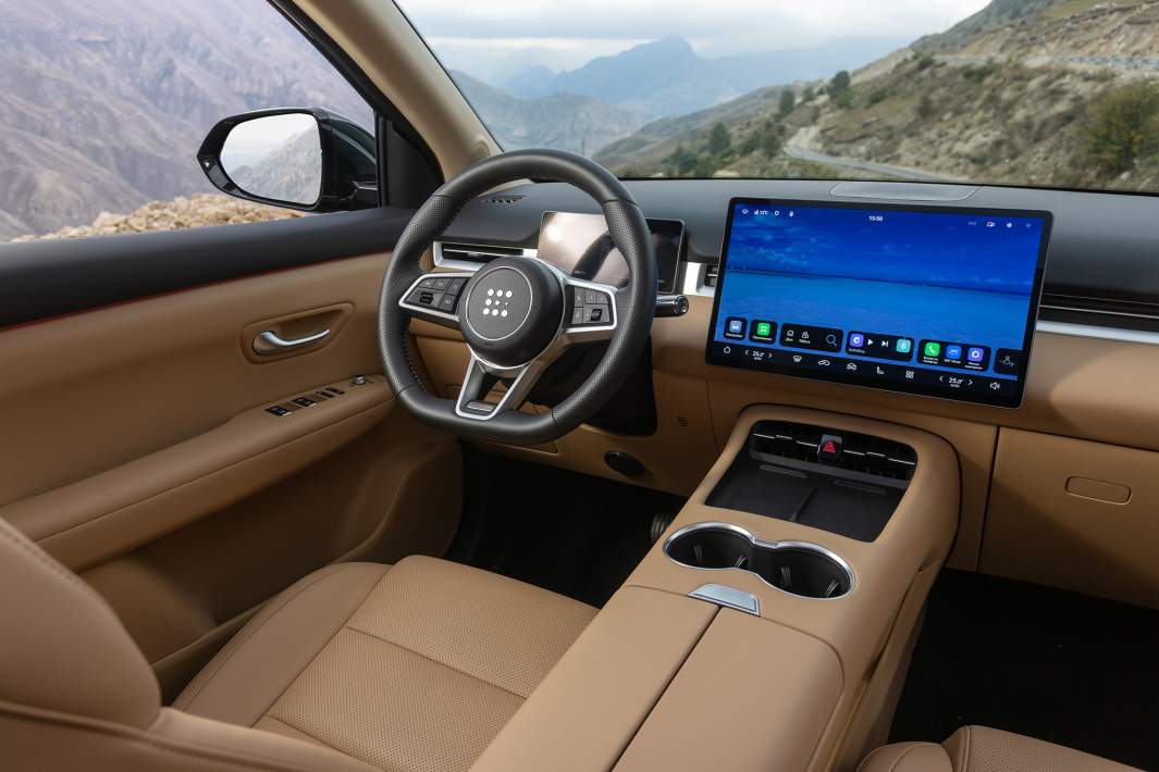 Интерьер может быть черным или коричневым, отделка экокожей предлагается уже в базовой комплектации