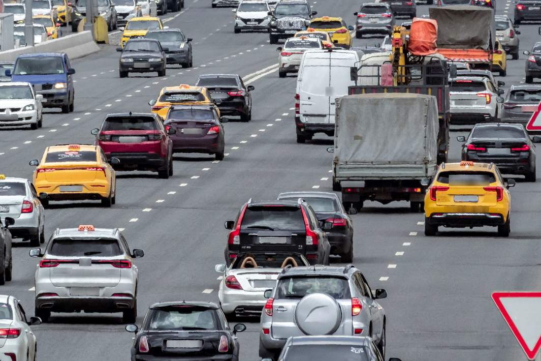 Машины стоят в пробке 