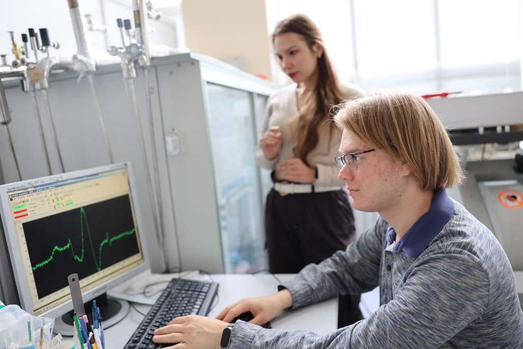 Сотрудники НГУ за работой