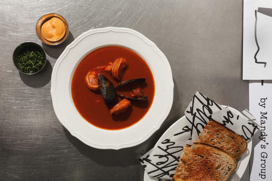 Буйабес a la Trompette с гренками и соусом rouille
