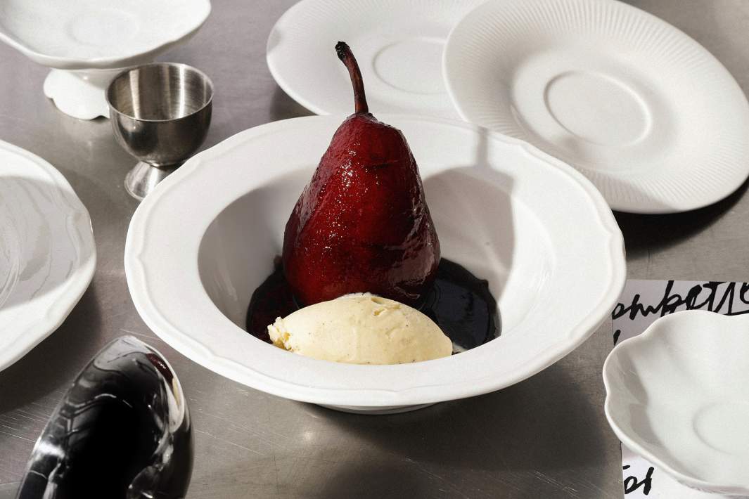 Груша-пашот в красном вине с ванильным мороженым