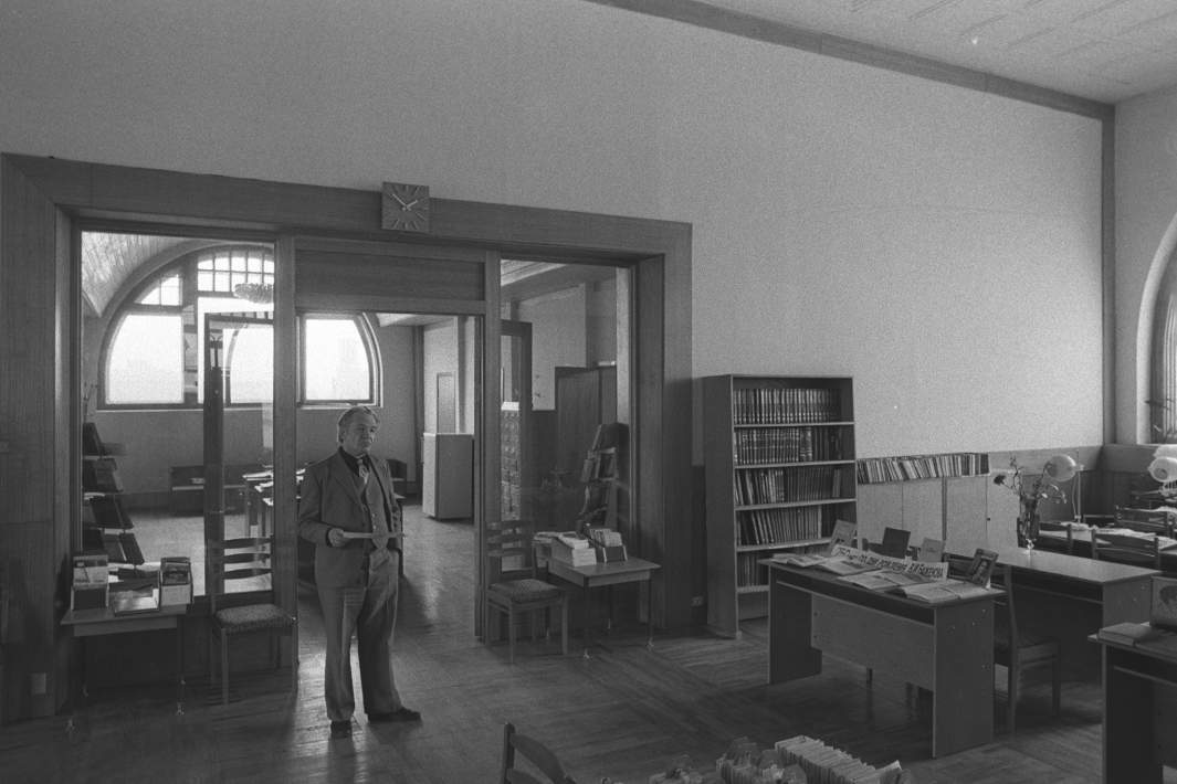  Иван Лаптев в профсоюзной библиотеке «Известий» в бывшем конторском доме Сытина на улице Горького. 1987 год