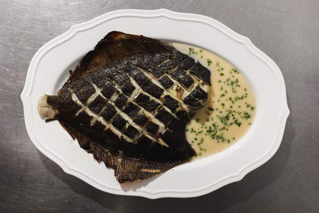 Камбала a la meunière с каперсами и лимоном