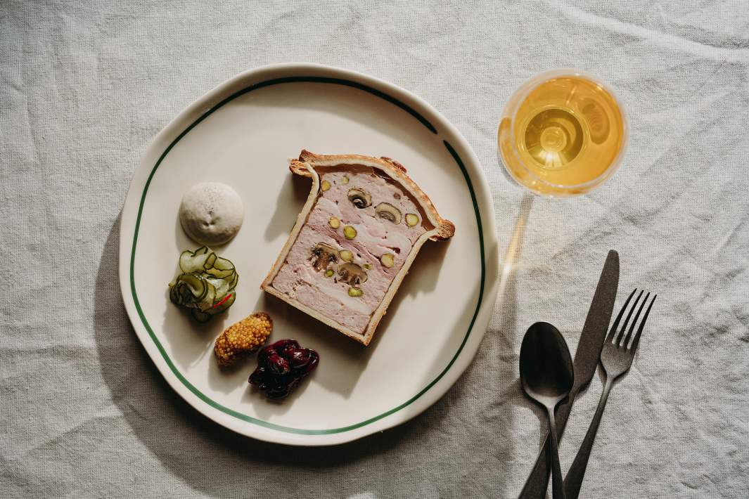 Пате ан крут с вишней конфи, мочеными огурцы, трюфельным айоли и зернистой горчицой