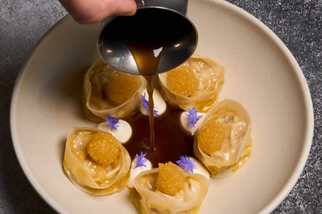 Пельмени с копченой щукой и фуа-гра с бульоном из грибов и сена