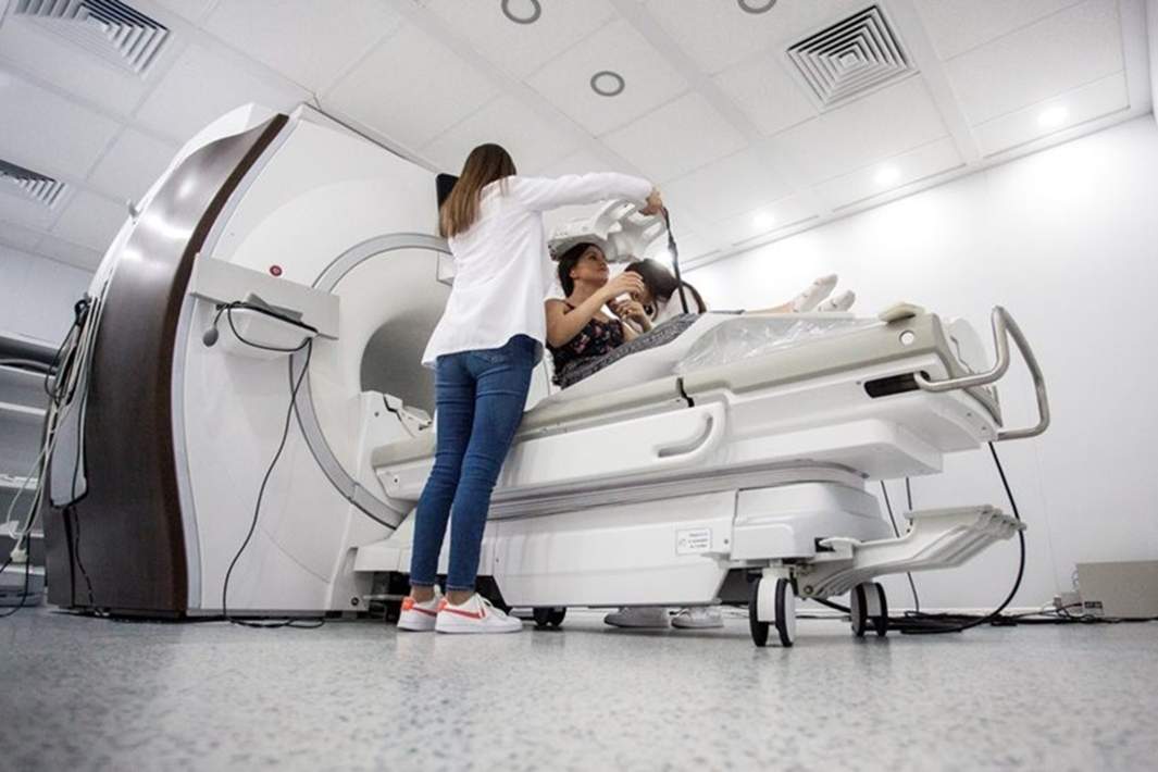 Функциональная магнитно-резонансная томография добровольца, участвующего в эксперименте