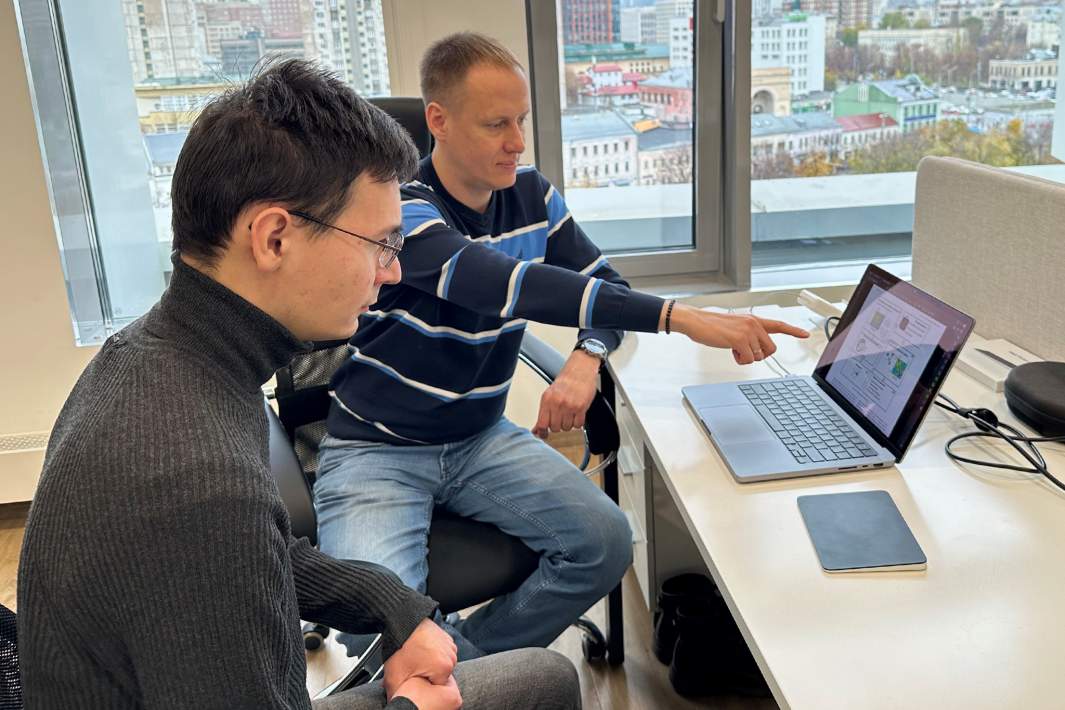 Руководитель проекта Семен Куркин и аспирант Никита Кулагин в процессе обсуждения результатов