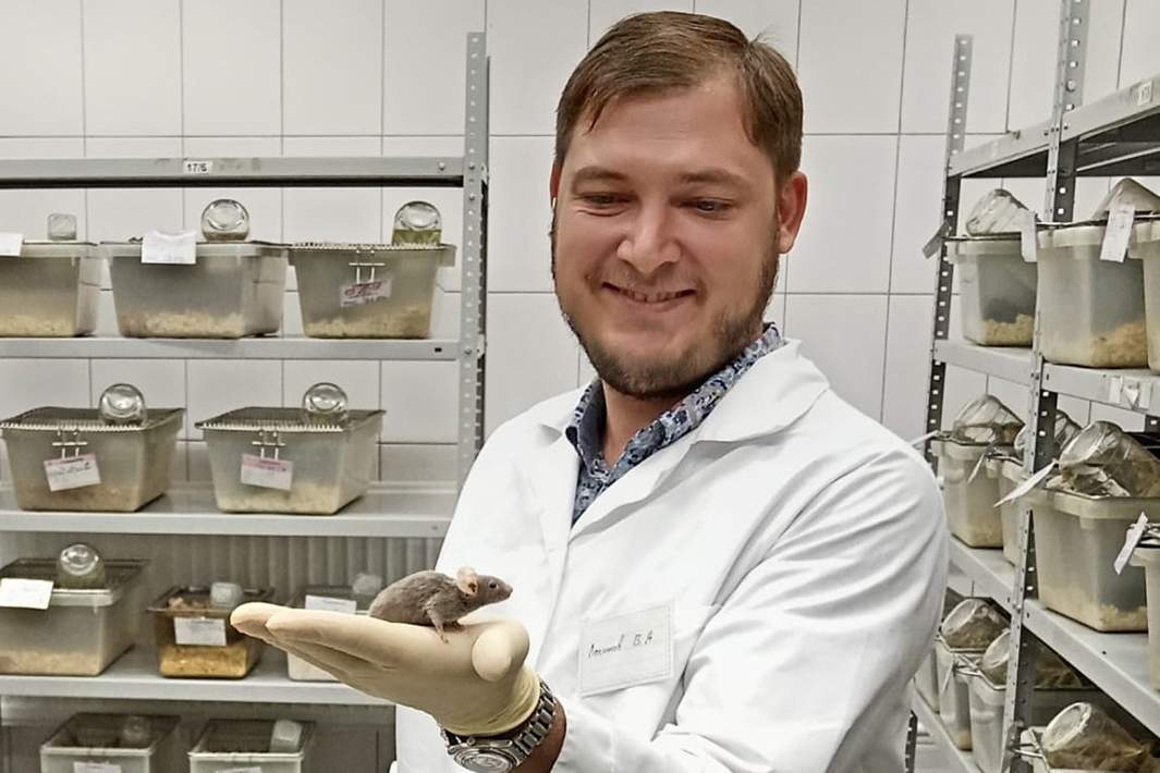 ученый с мышью