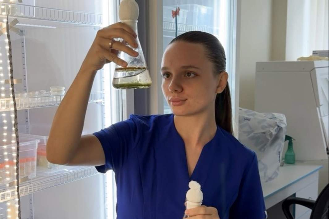 Исполнитель проекта, студентка магистратуры биологического факультета МГУ имени М.В. Ломоносова Элина Миронова во время работы