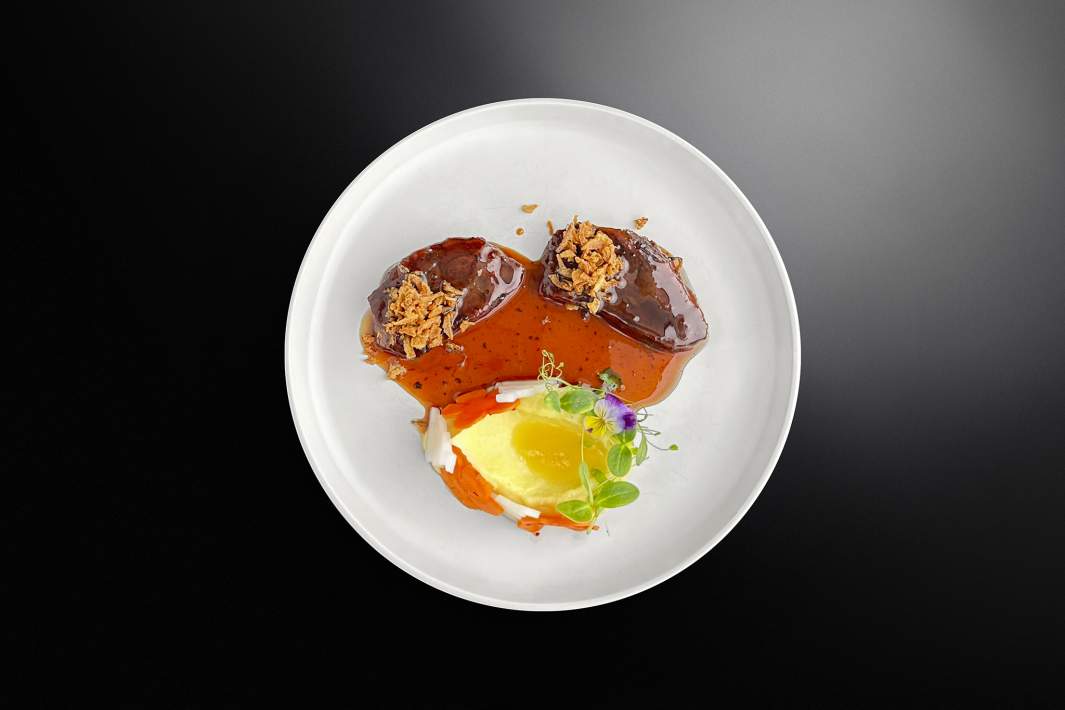 Томленые телячьи щечки с картофельным пюре и подмаринованными дайконом и морковью