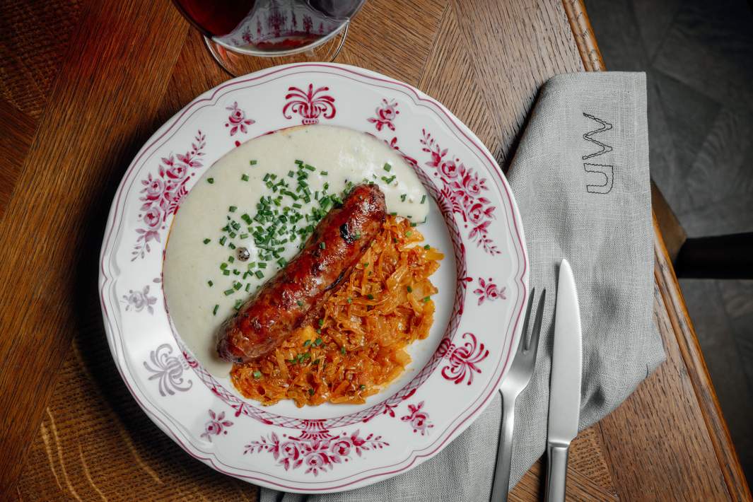 Шукрут, мергез и крем из жареного картофеля