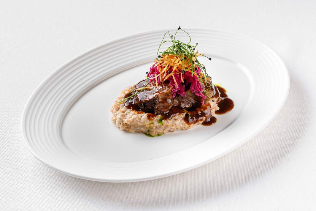 Язык, томленый в печи с пшеничной кашей и краснокочанной капустой