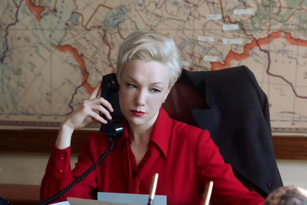 девушка в красном