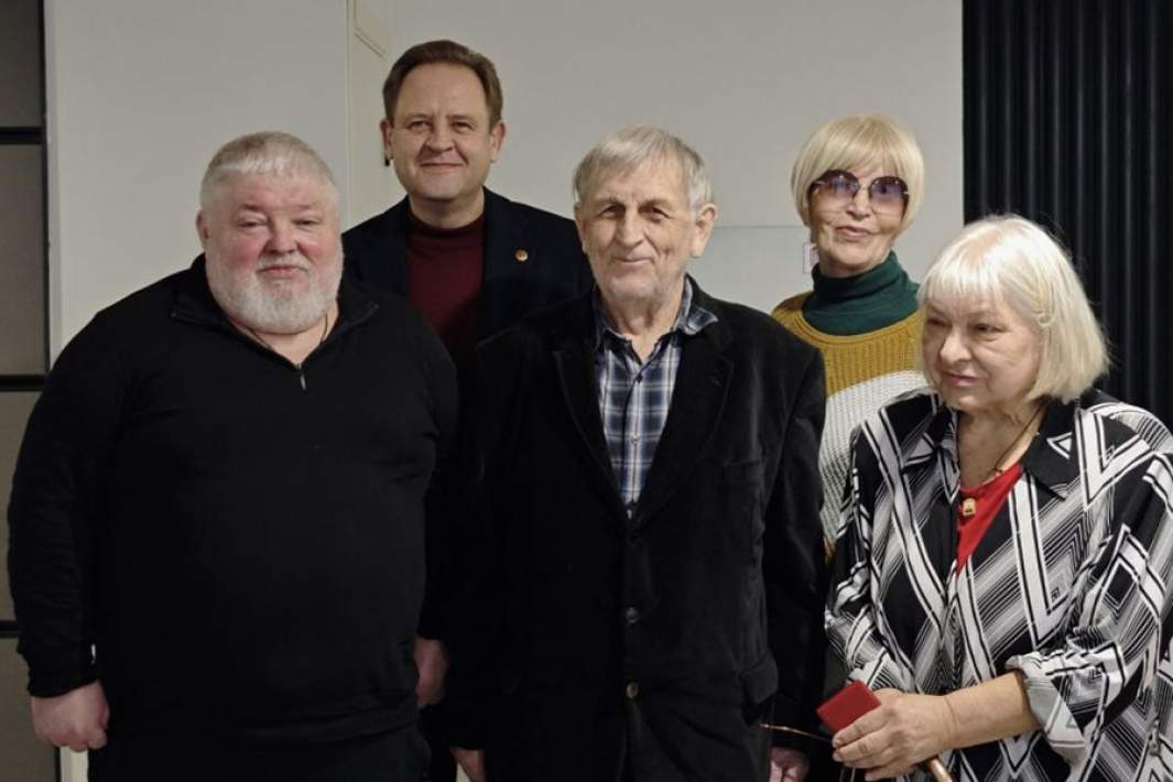 Петр Янович Межиньш (в центре) с супругой Людмилой (справа) на встрече с псковскими писателями