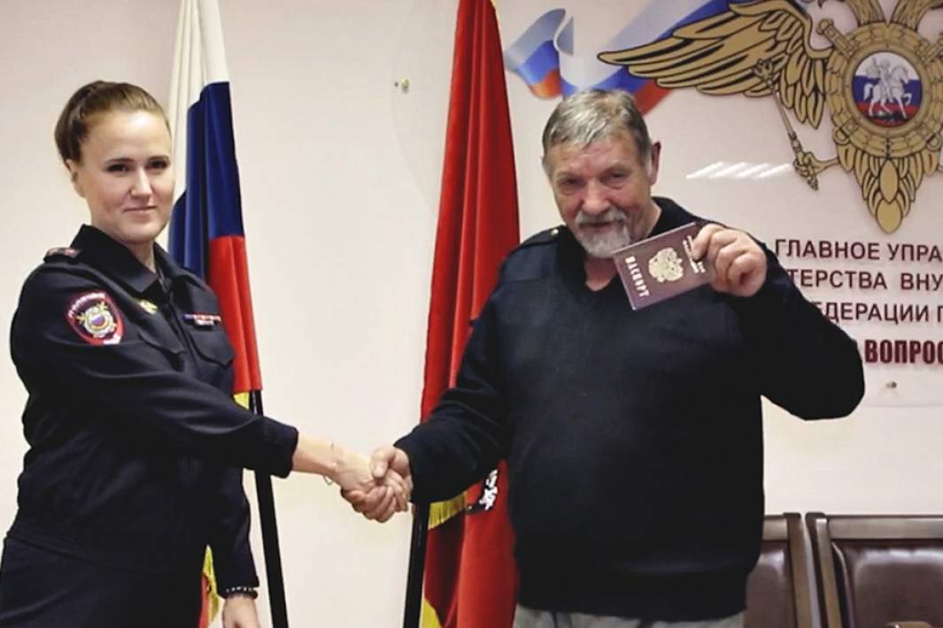 Выдворенный из Латвии Григорий Иванович Еременко получает российский паспорт