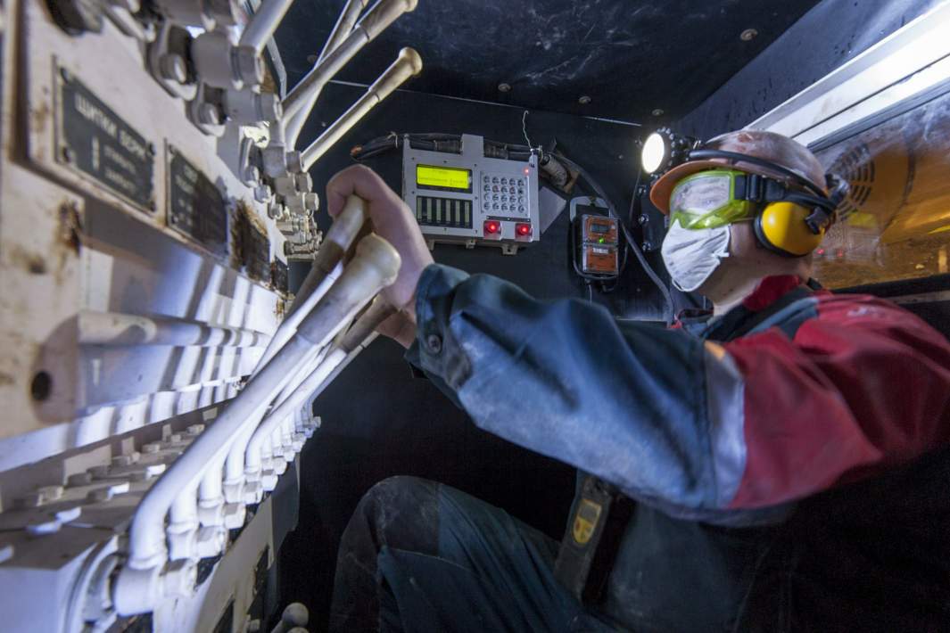 Рабочий в кабине 