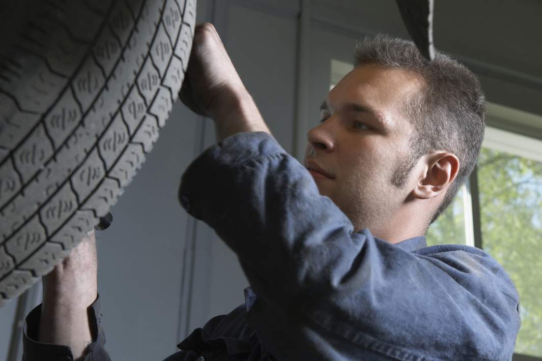 Мужчина меняет колесо 