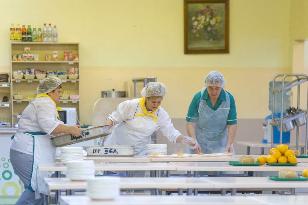 Работники школьной столовой 