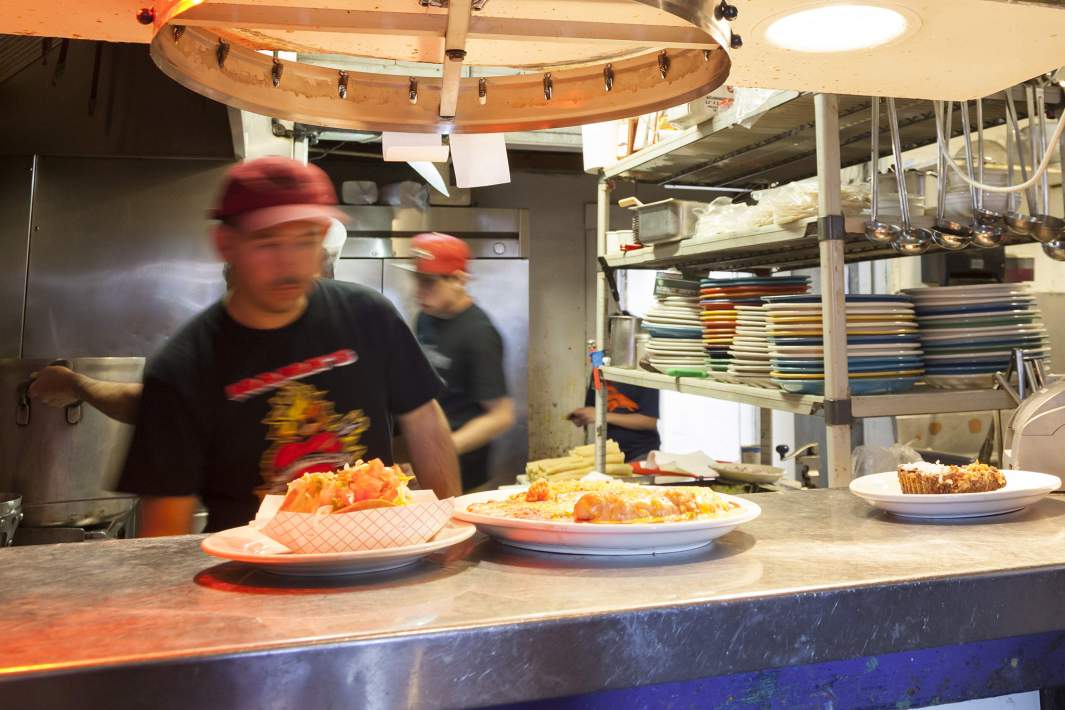 Уличное кафе в США 