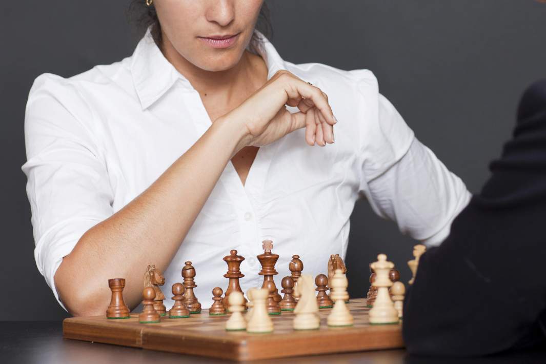 Женщина играет в шахматы 