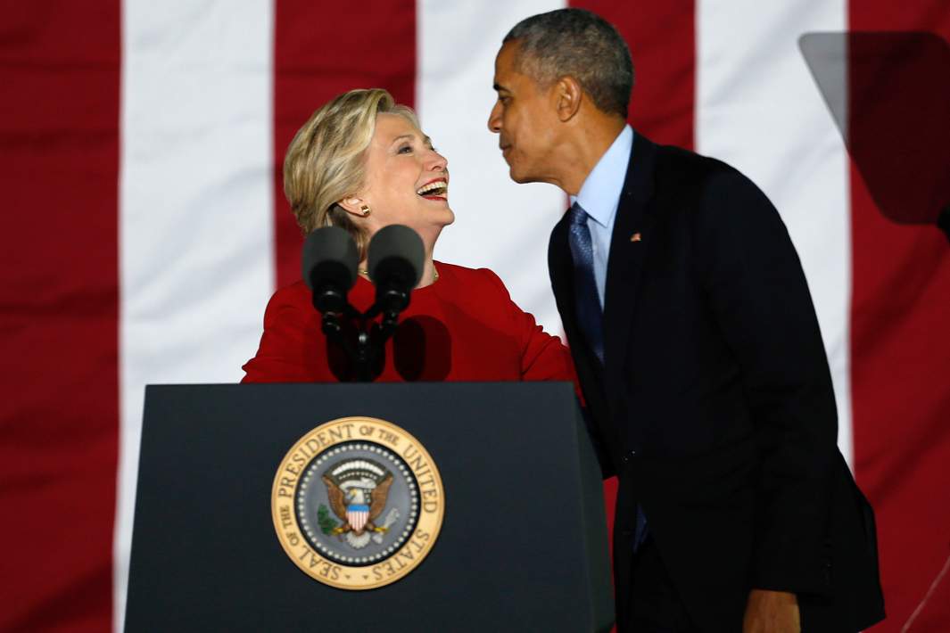 Кандидат в президенты от Демократической партии Хиллари Клинтон с президентом Бараком Обамой во время предвыборного мероприятия. 2016 год