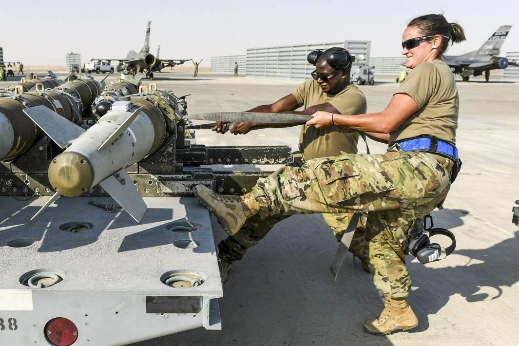 Погрузка бомб США 