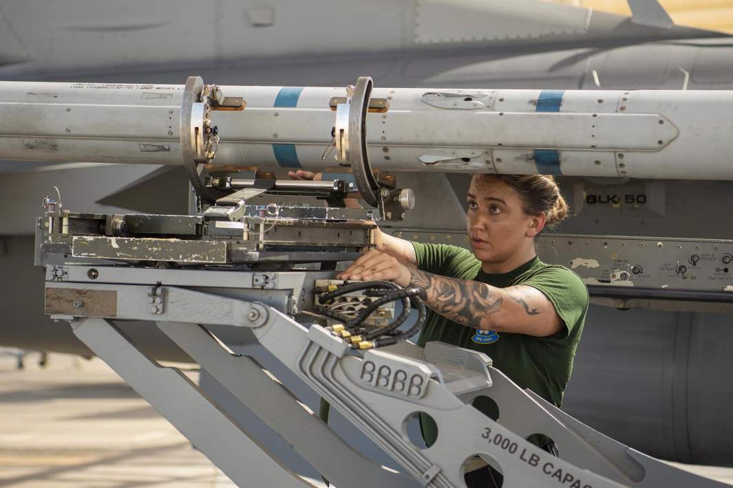 Погрузка бомбы на самолет США 