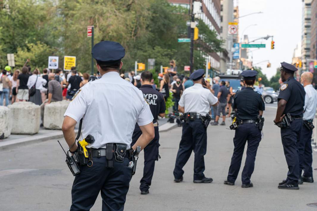 Полицейские наблюдают за протестами БЛМ 
