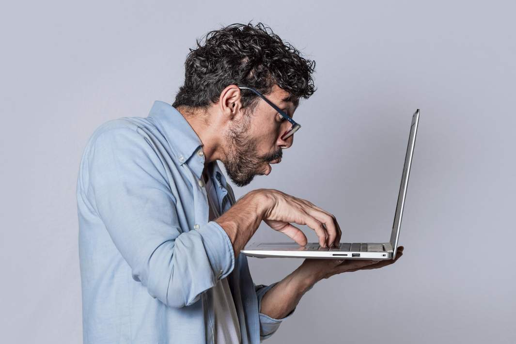 Мужчина печатает на ноутбуке 