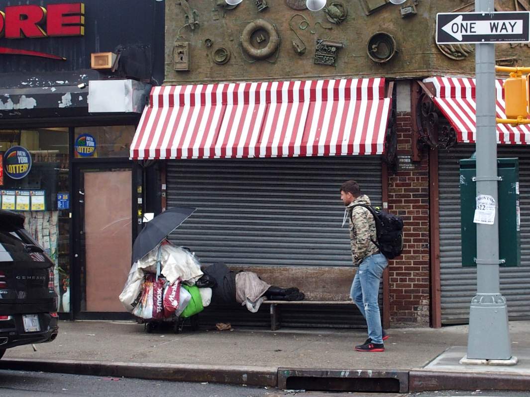 Бездомный на улице в Нью-Йорке