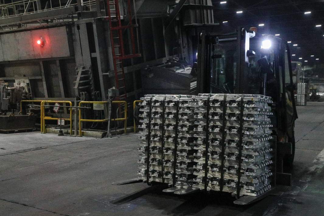 Слитки алюминия 