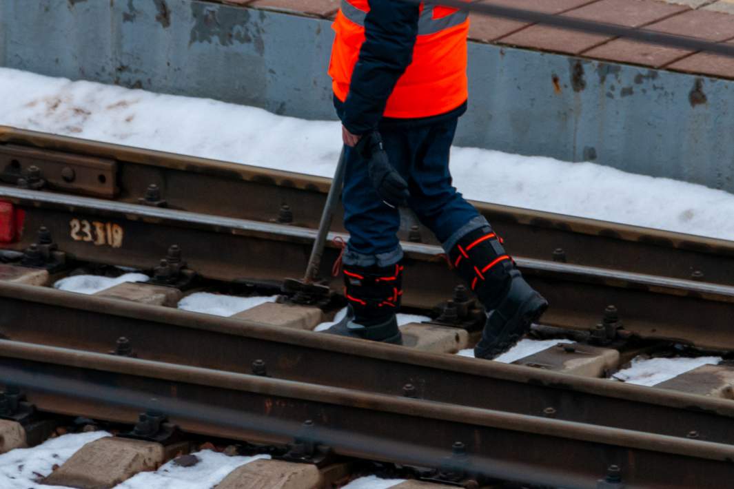 Работник на ЖД путях 