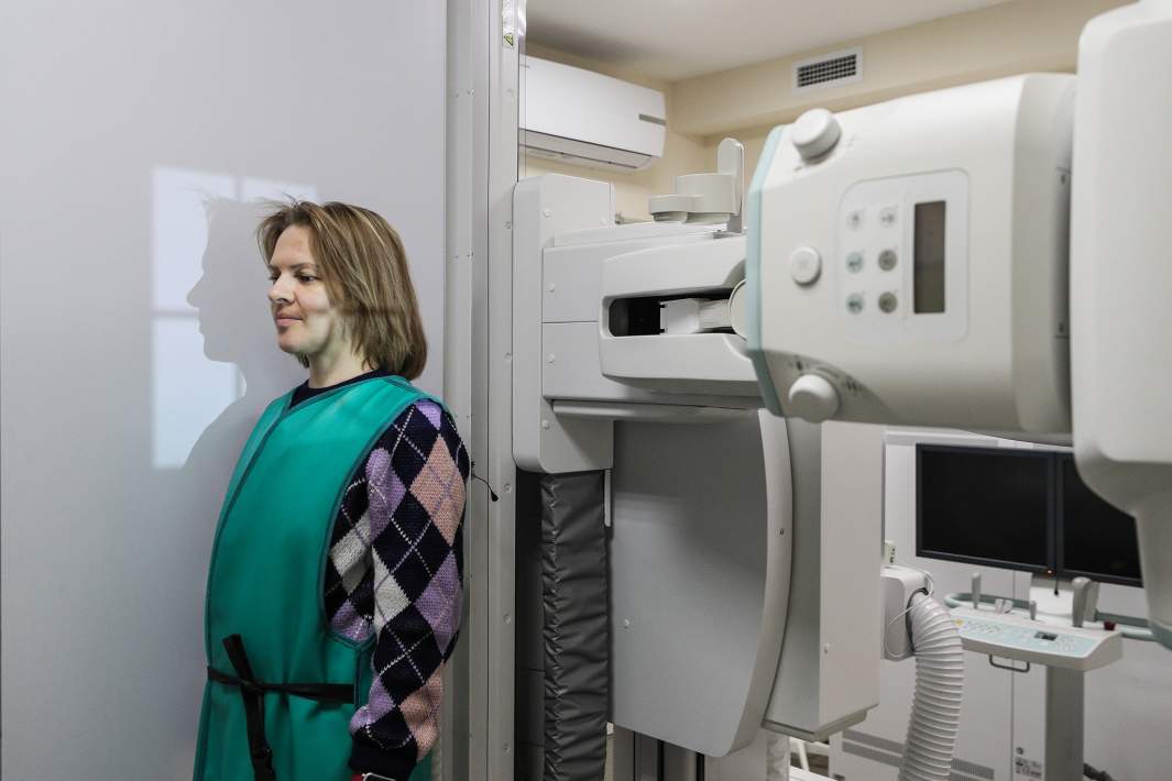 Пациент во время проведения обследования в кабинете рентгенографии