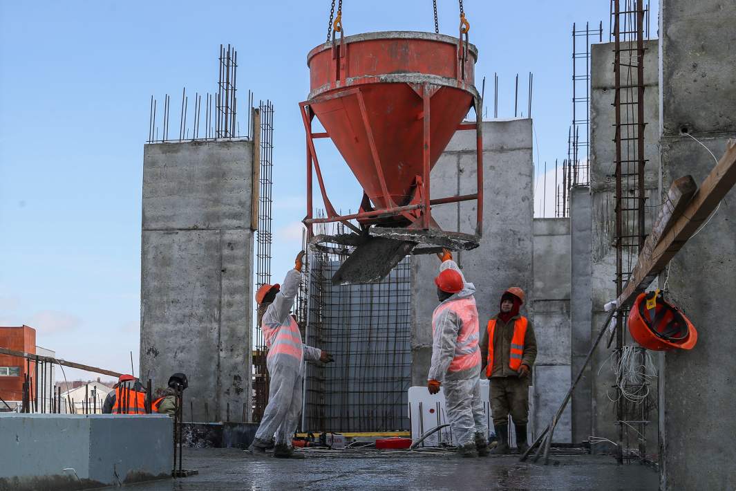 Рабочие заливают бетон 