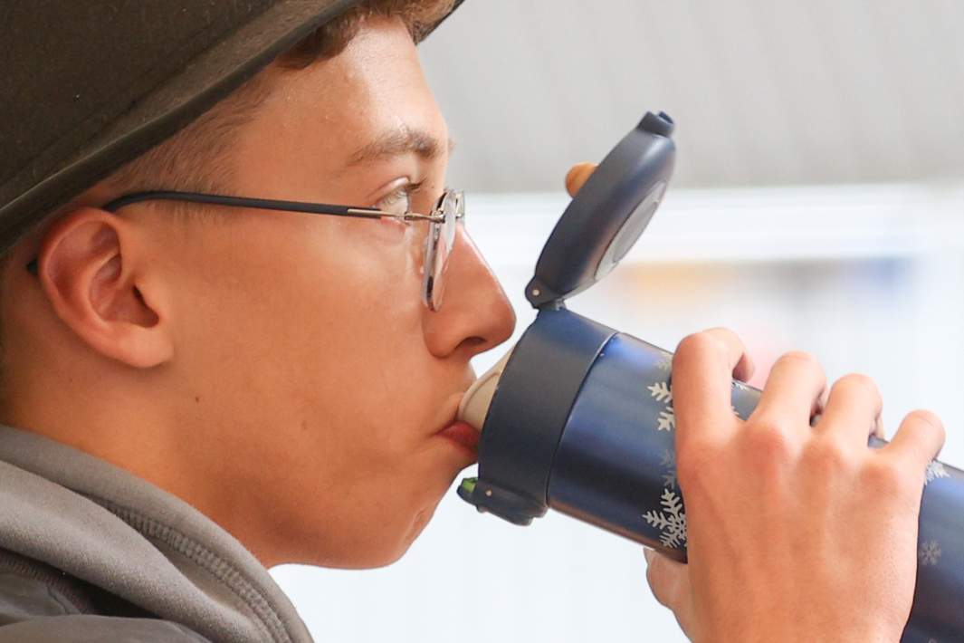 Мужчина пьет кофе 