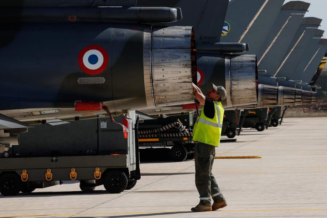 Техник обслуживает самолет ВВС Франции 