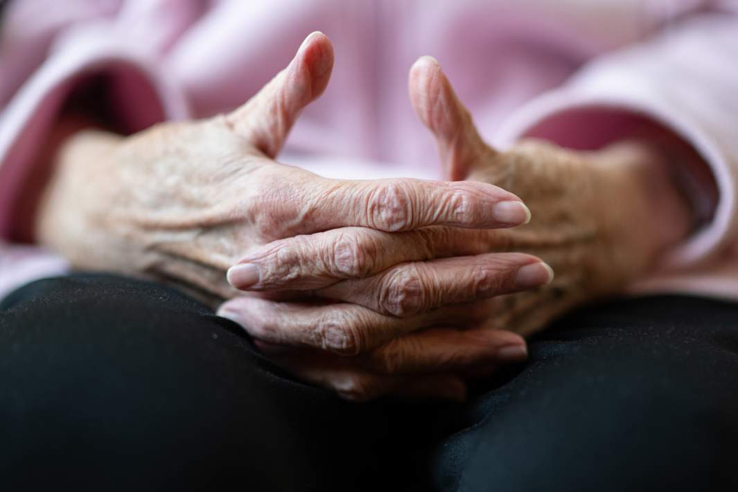 руки пожилого человека
