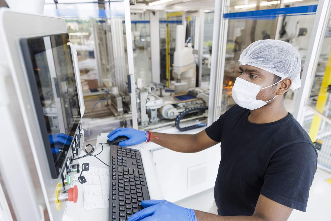 Рабочий на заводе в Индии 