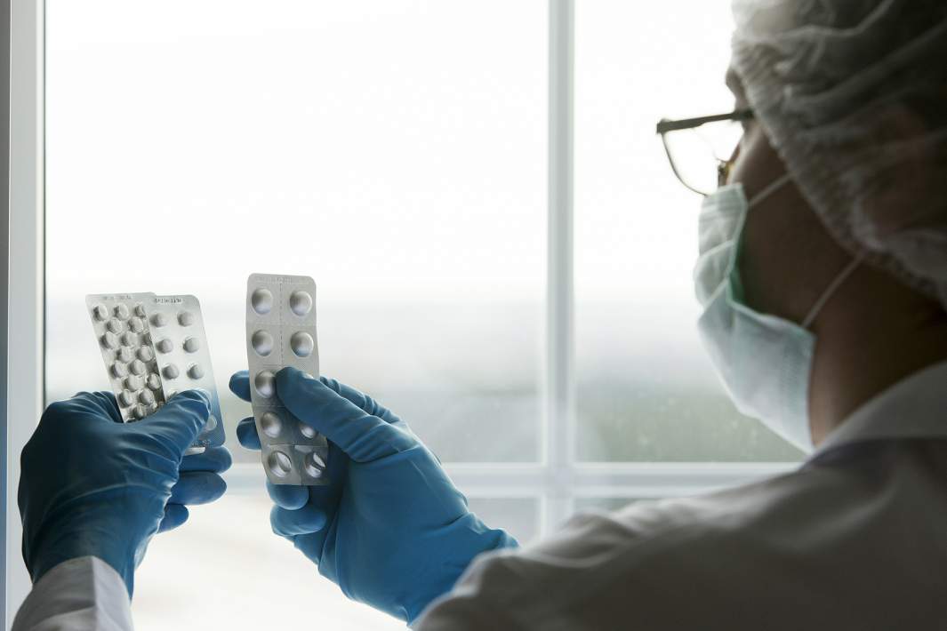 врач с таблетками