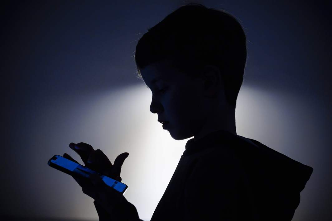 Ребенок смотрит в телефон 