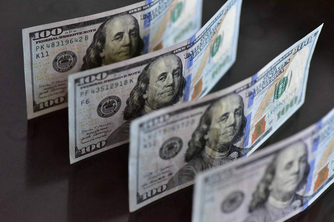 Долларовые купюры 