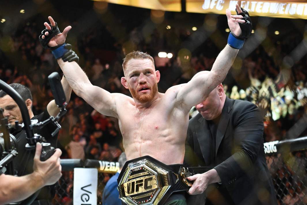 Джек Делла Маддалена после своей победы над Белалом Мухаммадом в бое за титул чемпиона по смешанным боевым искусствам в полусреднем весе на турнире UFC 315, 11 мая