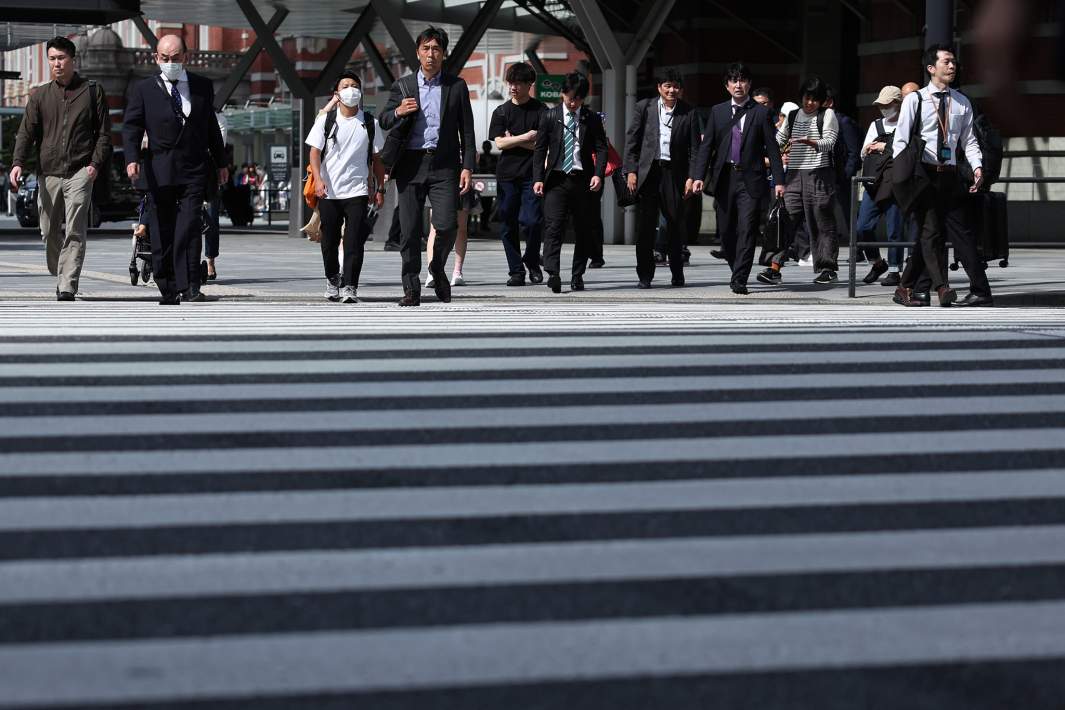 Японцы идут по улице 